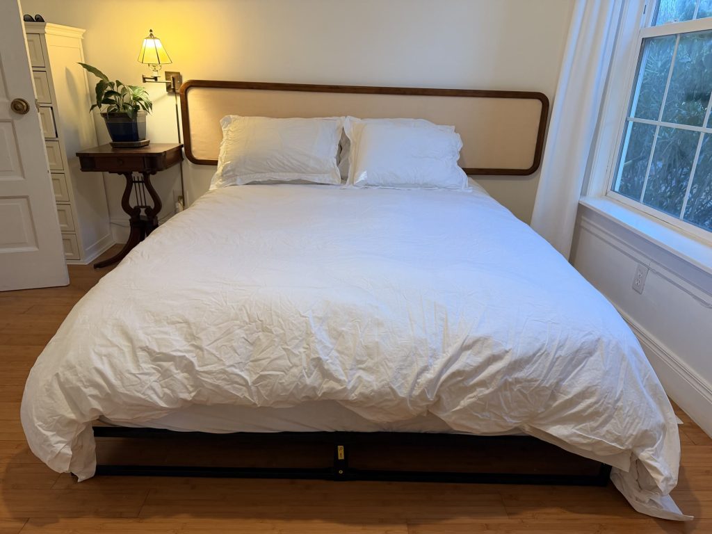A queen bed made with the Prossioni Signature Bedding Set in white percale